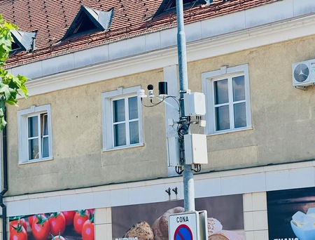 Postaja Alfa Cen z UPS v centru Šenčurja