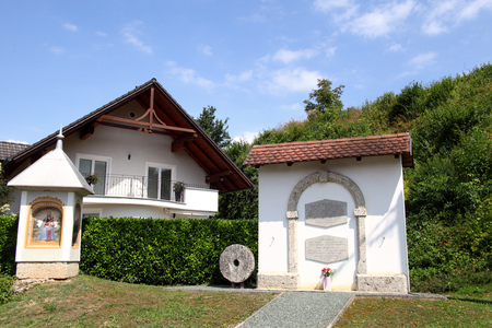 VISOKO PRI KRANJU - Spomenik ustanovitvi odbora OF 1